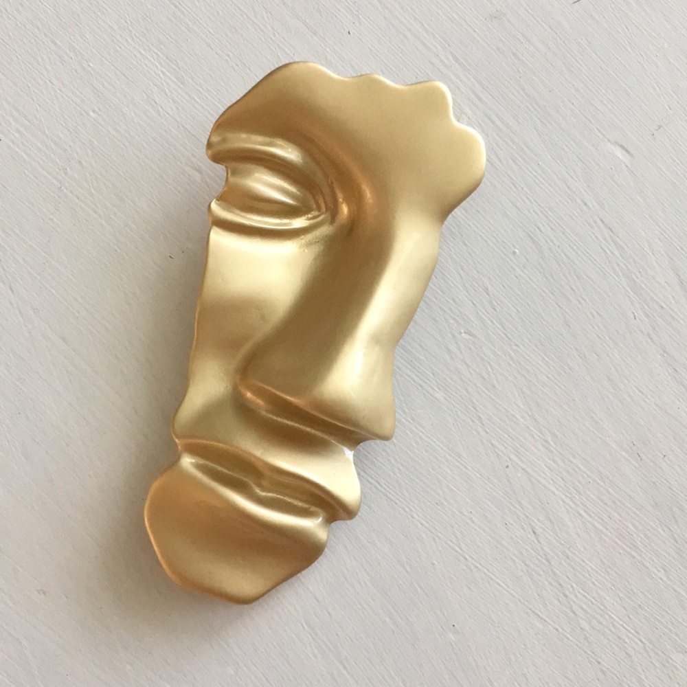 Metal brooch